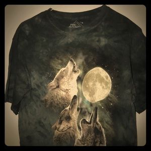 The mountain brand wolves T-shirt